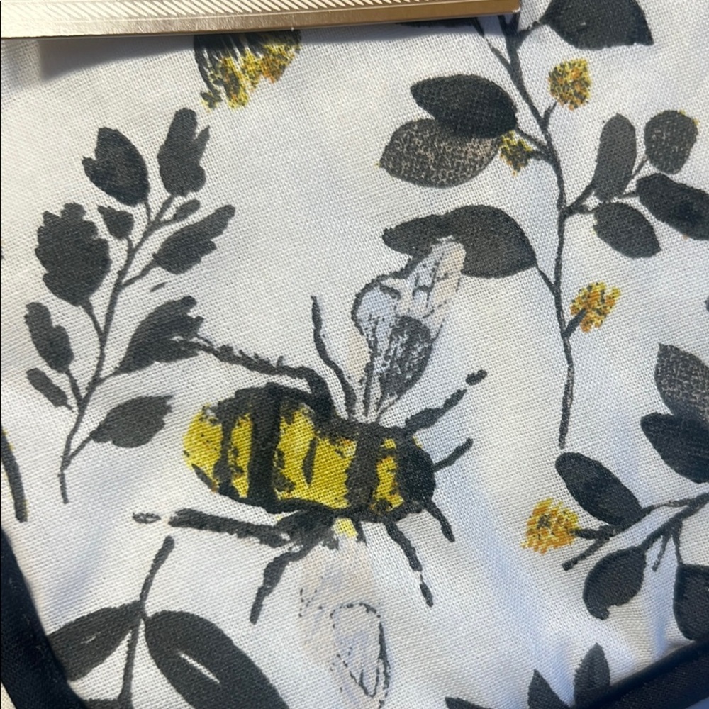 Floral Bee ๐ Oven Mitt and Pot Holder Set - Picture 12 of 16